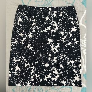 Black and white Ann Taylor flower skirt size 4